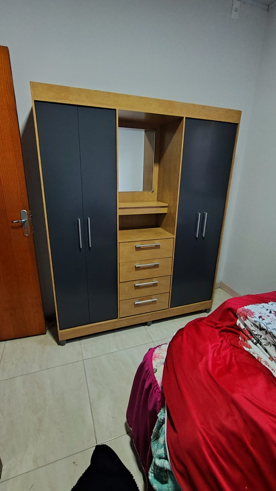 Guarda-roupa com penteadeira montado pela Art7 em Jataí GO