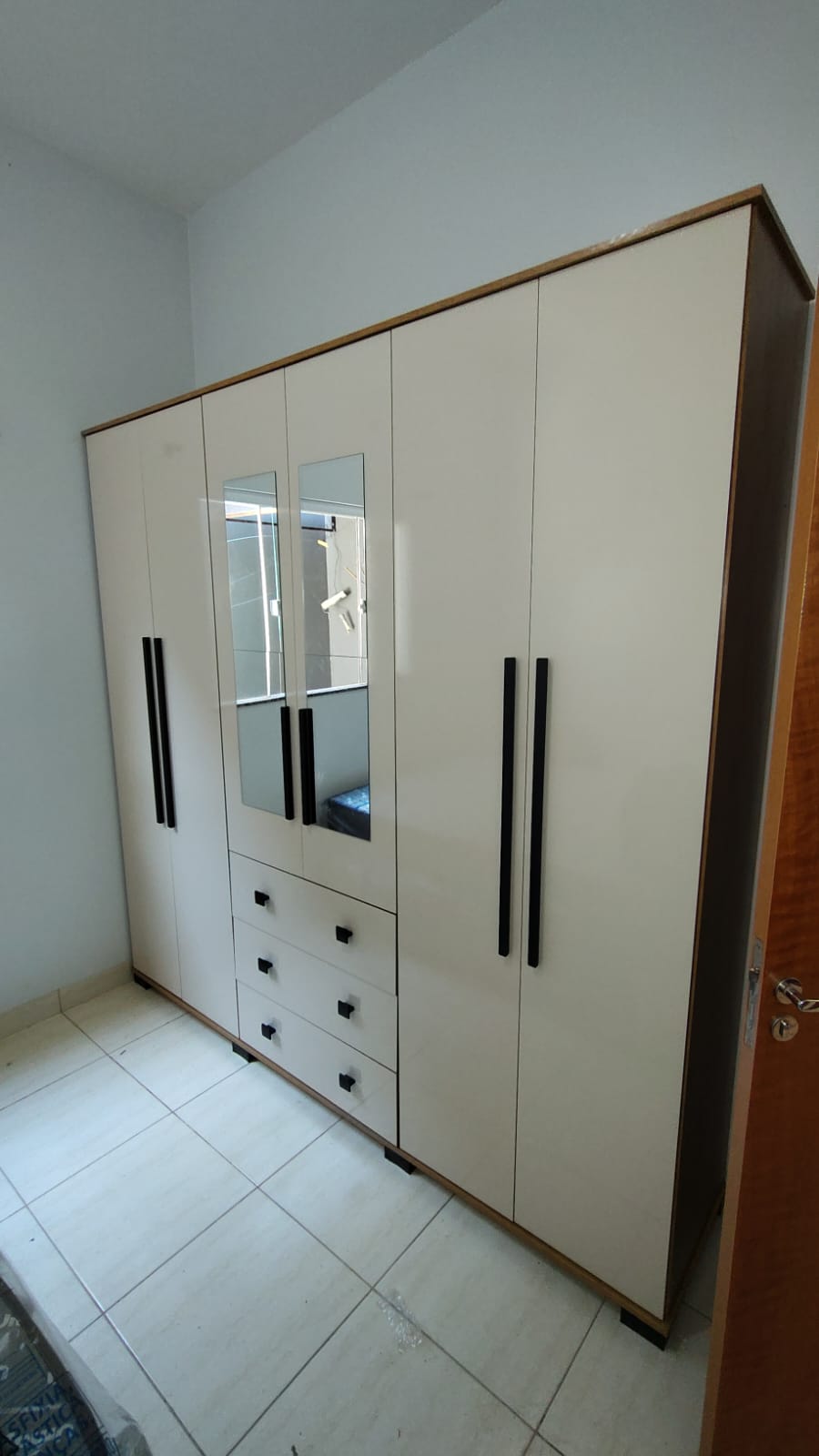 Guarda-roupa com espelhos montado pela Art7 em Jataí GO