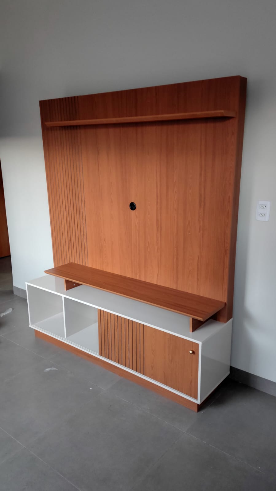 Painel de TV com rack montado pela Art7 em Jataí GO